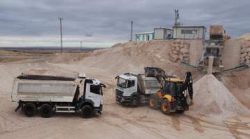 Taş kırma üretim tesisi ile kendi malzemesini üretiyorlar