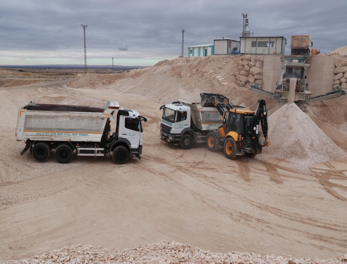 Taş kırma üretim tesisi ile kendi malzemesini üretiyorlar