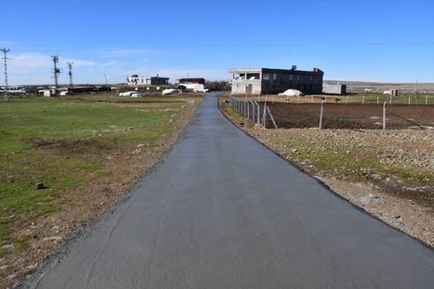 Kırsal mahallelerde yol yapım çalışmaları devam ediyor