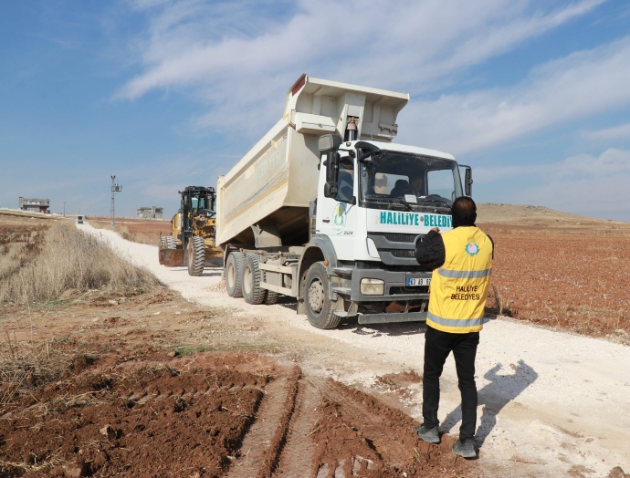 Haliliye Belediyesi, stablize yol çalışmasıyla yolların konforunu artırıyor