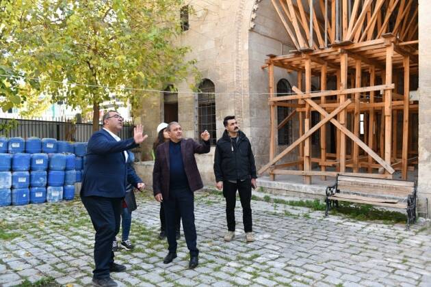 Tarihi camilerde onarım çalışmaları devam ediyor