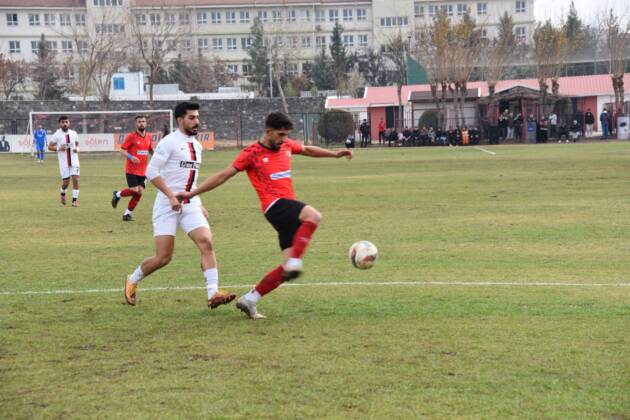 Siverek Belediyespor ligin ilk yarısını lider olarak tamamladı