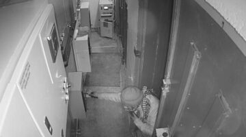 Trafoya girerek kaçak elektrik bağlantısı yaptılar