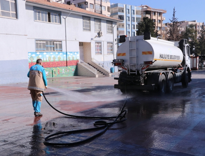 Haliliye Belediyesi, eğitim öncesi temizlik atağını okullarda sürdürüyor