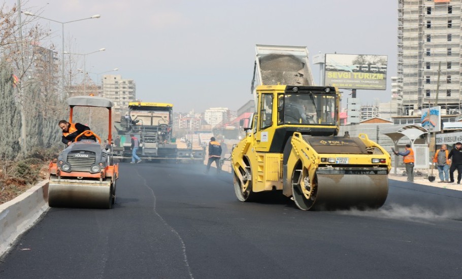 Çok tartışılan yolda asfalt çalışması başladı