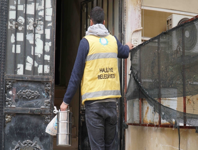 Haliliye Belediyesi sıcak yemek dağıtımında gönüllere dokunuyor