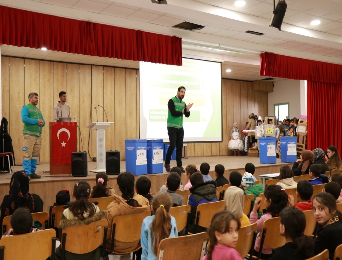 Sıfır atık eğitimi renkli defileye sahne oldu