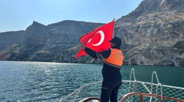 Halfeti’de Tur Tekneleri Jandarma Ekiplerince Denetlendi