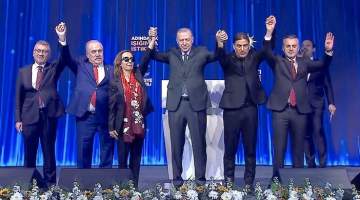 Büyük kongrede üç Milletvekili AK Parti’ye katıldı