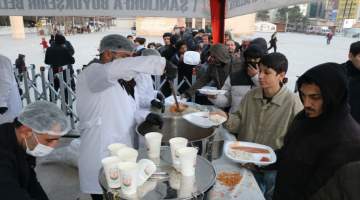 Halil İbrahim bereketiyle kurulan iftar çadırlarında iftarlarını açıyorlar