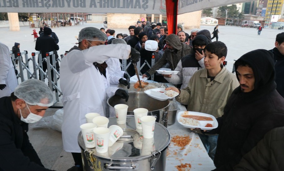 Halil İbrahim bereketiyle kurulan iftar çadırlarında iftarlarını açıyorlar