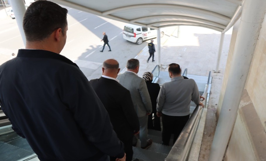 Büyükşehir, yürüyen merdivenli üst geçidi onardı
