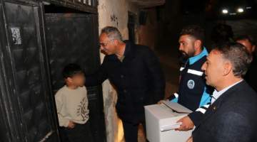 Başkan Kuş ve Ekibi Gece Yarısına Kadar Gıda Kolisi Dağıttı