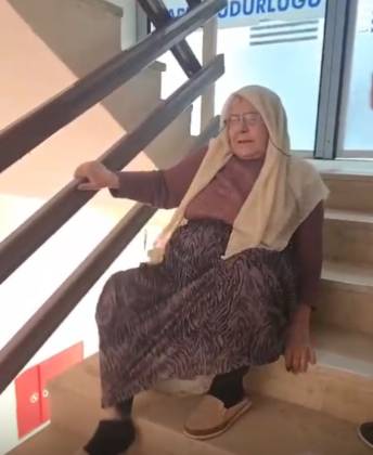 Şanlıurfa’da 78 yaşındaki kadın merdivenlerden sürünerek çıktı