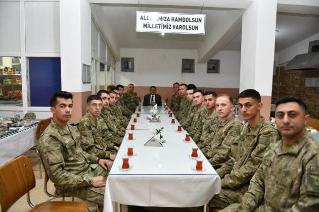 Vali Hasan Şıldak, Mehmetçik ile birlikte iftar yaptı
