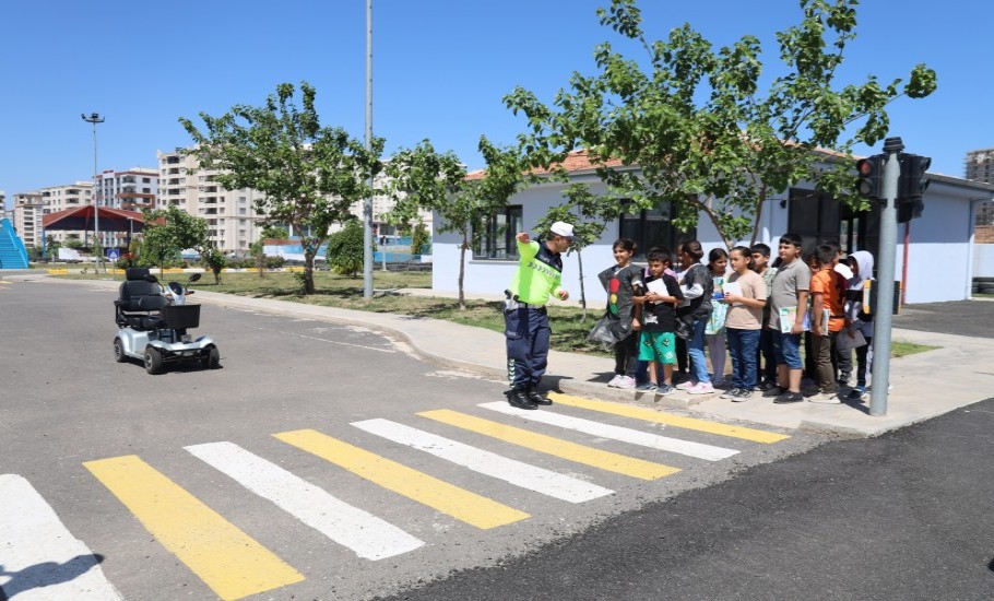 Trafik haftasında geleceğin sürücülerine uygulamalı eğitim