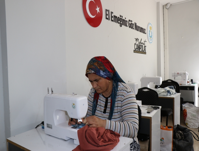 Haliliye’de kadınlar, dikiş-nakış kurslarıyla hen öğreniyor hem üretiyorlar