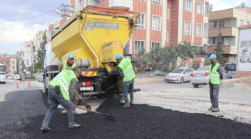 Haliliye’de yollar sıcak asfaltla yenileniyor