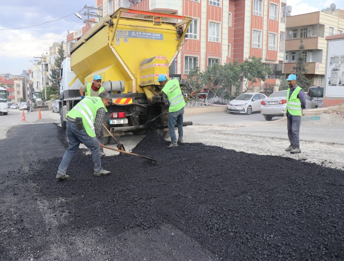 Haliliye’de yollar sıcak asfaltla yenileniyor