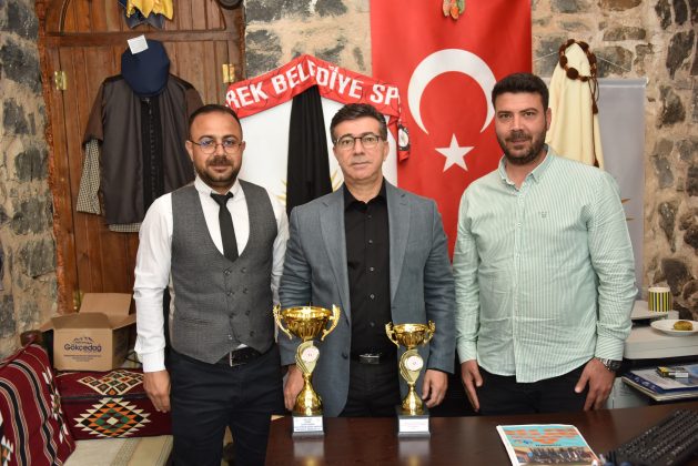 Başkan Bucak Halk Oyunları ekibini tebrik etti