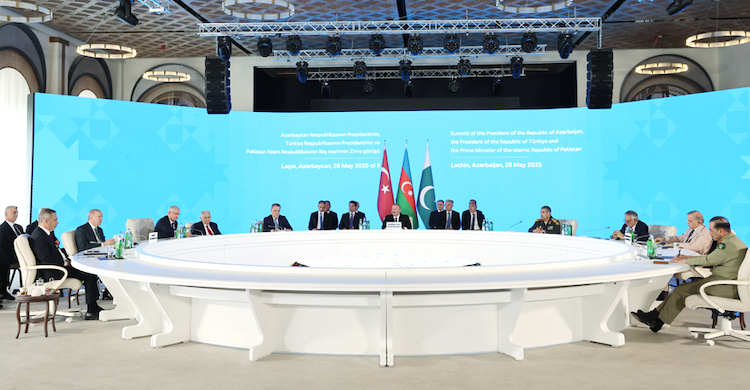 Azerbaycan’da üçlü zirve