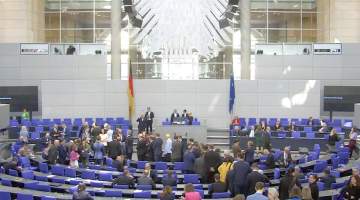 Önce sürpriz, sonra onay