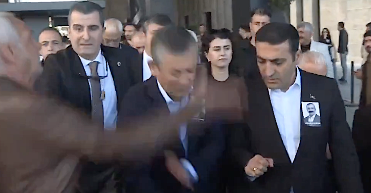 Özgür Özel’e yumruklu saldırı