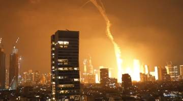 İran, İsrail’e füzelerle karşılık verdi