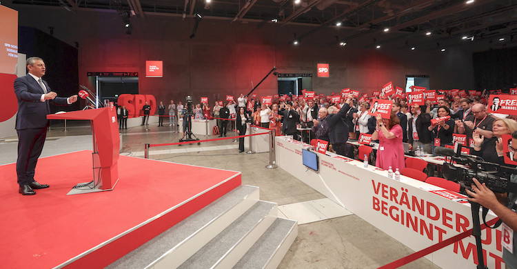 Özgür Özel SPD kongresinde konuştu