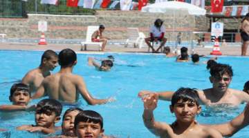 Şanlıurfalı gençler serinliğin tadını yüzme havuzlarında çıkarıyor