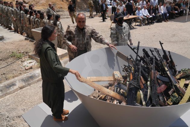 Tarihi gün! PKK silahları yaktı