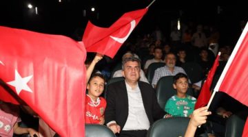 Başkan Günbegi, çocuklarla birlikte 15 Temmuz konulu Sinema etkinliğine katıldı.