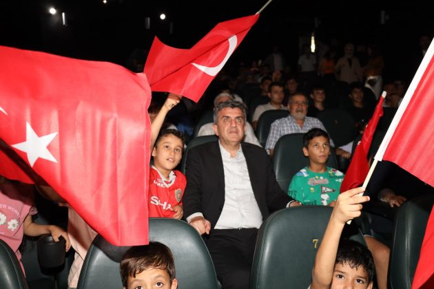 Başkan Günbegi, çocuklarla birlikte 15 Temmuz konulu Sinema etkinliğine katıldı.