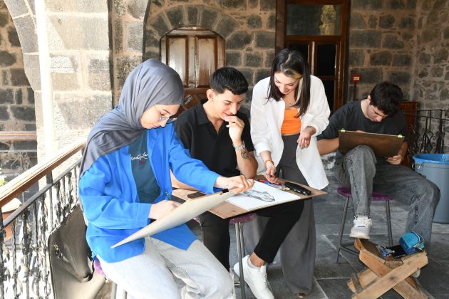 Gençler, Siverek Belediyesi’nin Kurslarıyla Özel Yetenek Sınavlarına Hazırlanıyor