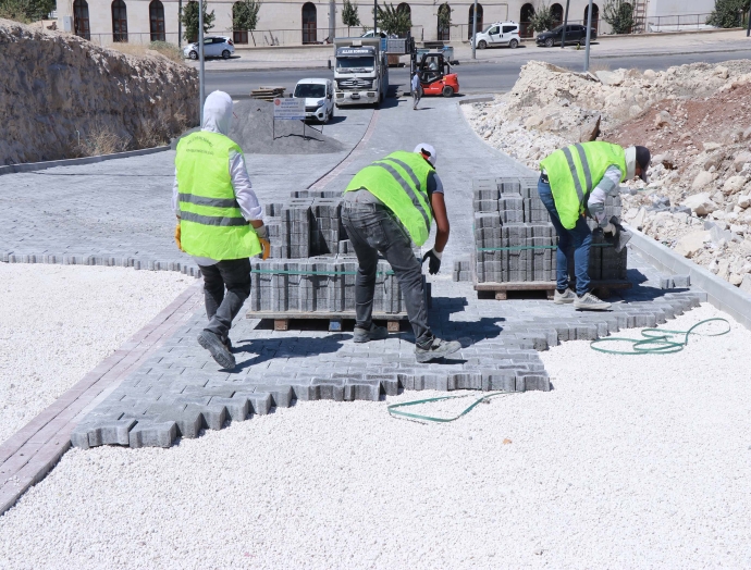 Haliliye’de parke taşı çalışmalarıyla yollar yenileniyor