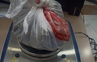 Attıkları poşetten Esrar maddesi çıktı