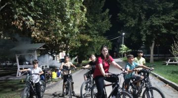 Yaz okulu öğrencileri kampta bir araya geliyor