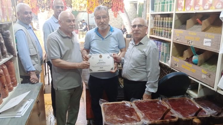 Eğitime katılan esnafa belgeleri verildi