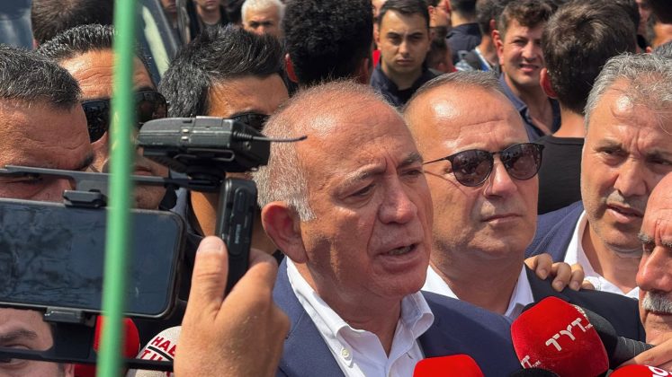 Gürsel Tekin’e İstanbul İl binası önünde su şişesi fırlatıldı