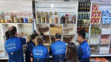 Haliliye Zabıtası 98 kilo kuruyemiş ve bin 984 sağlıksız ürüne el koydu