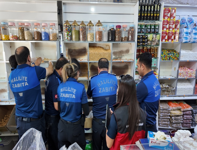 Haliliye Zabıtası 98 kilo kuruyemiş ve bin 984 sağlıksız ürüne el koydu