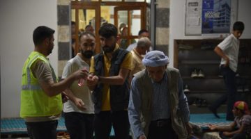 Siverek’te cami cemaatine gül suyu ve lokum ikram edildi