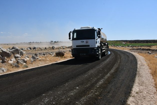 Siverek Kırsalında Sathi Asfalt Çalışmaları Devam Ediyor