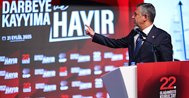 CHP kurultayında Özgür Özel yeniden Genel Başkan seçildi