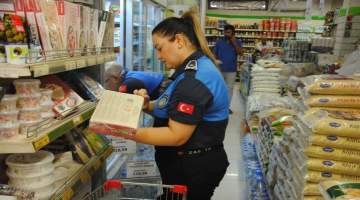 Şanlıurfa’da marketlerde kurtlanmış ve tarihi geçmiş ürün ele geçirildi