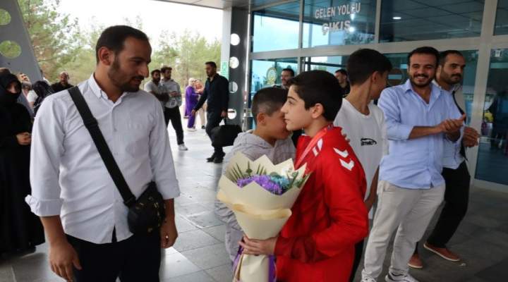 Balkan şampiyonu memleketi Şanlıurfa’da coşkuyla karşılandı