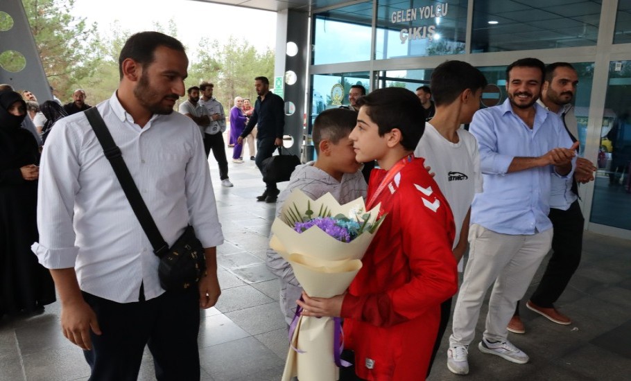 Balkan şampiyonu memleketi Şanlıurfa’da coşkuyla karşılandı