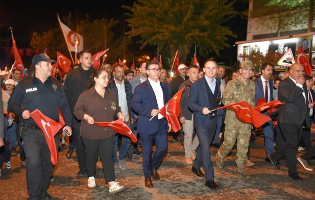 Siverek’te Cumhuriyet Kutlamaları Fener Alayı’yla Devam Etti