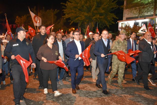 Siverek’te Cumhuriyet Kutlamaları Fener Alayı’yla Devam Etti