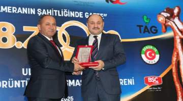 Başkan Gülpınar’a “Yılın Şeffaf Belediye Başkanı” ödülü